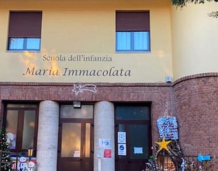 L’ingresso della scuola in via XXV Aprile