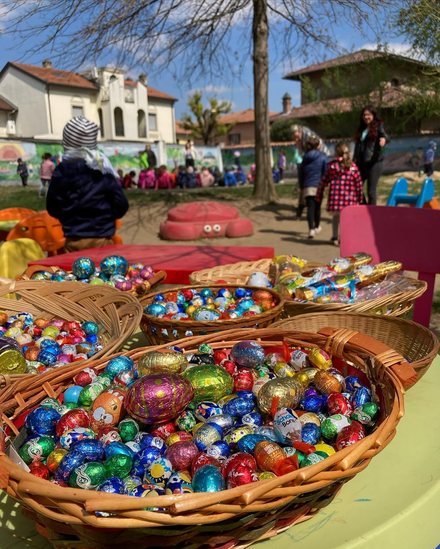 Cesti di uova di Pasqua in giardino