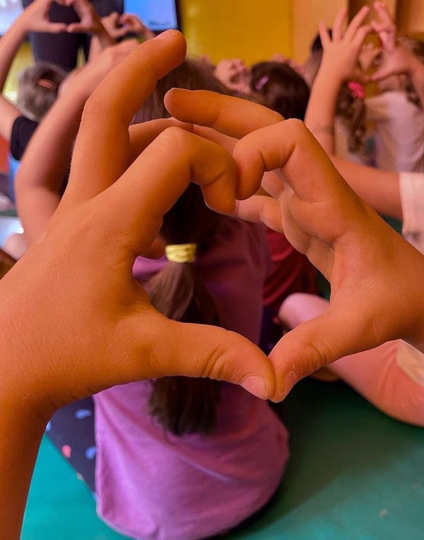Bambini che fanno un cuore con le mani