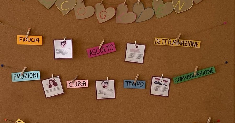 La bacheca della scuola con i lavori dei bambini
